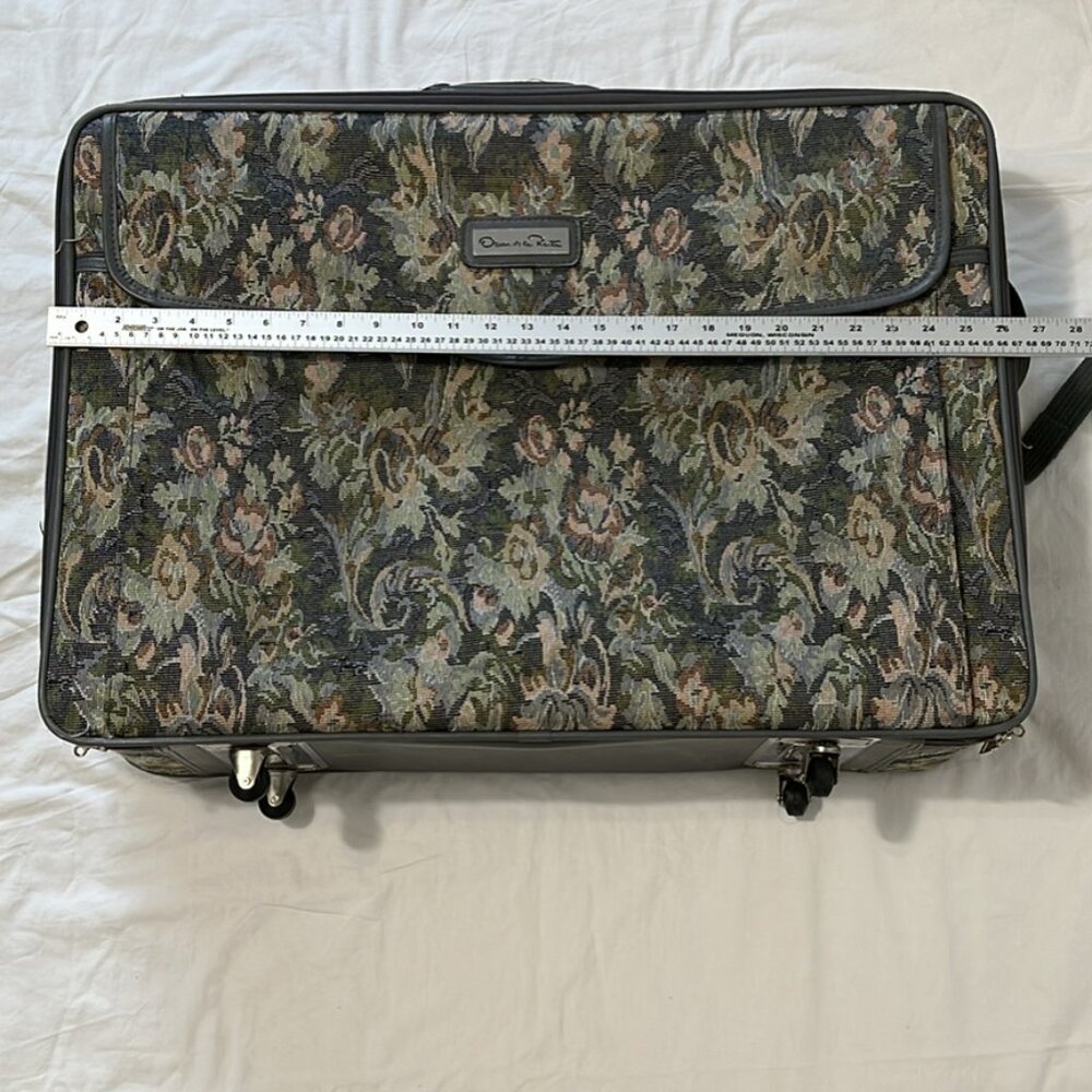 A big suit case of size 26 x 17.5 x 8 Inches from Oscar De La Renta Brand